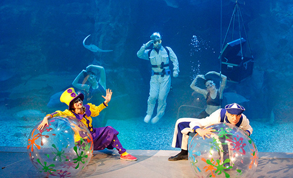 Aqua Fantasy Show takes place in the large main tank.